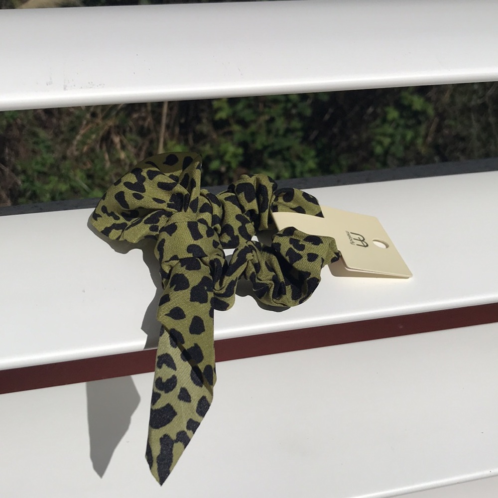 Cheetah print scrunchie Add to your bundle for a Free gift! - Picture 3 of 6